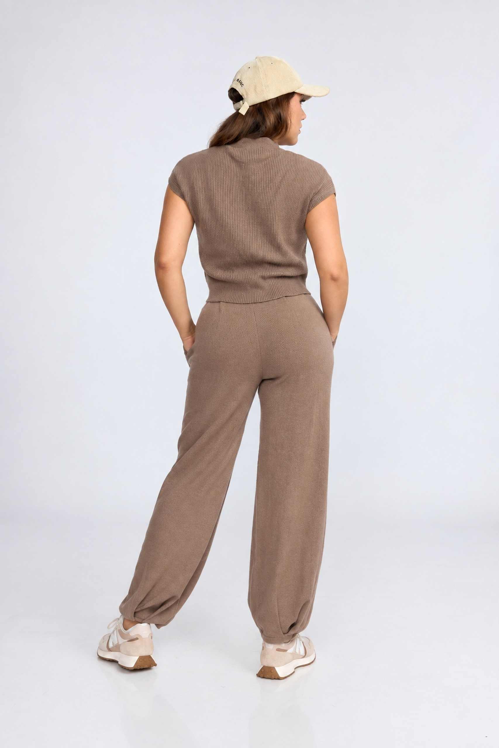 Moda_Journey_pose_2_web_1707x2560_under100kb