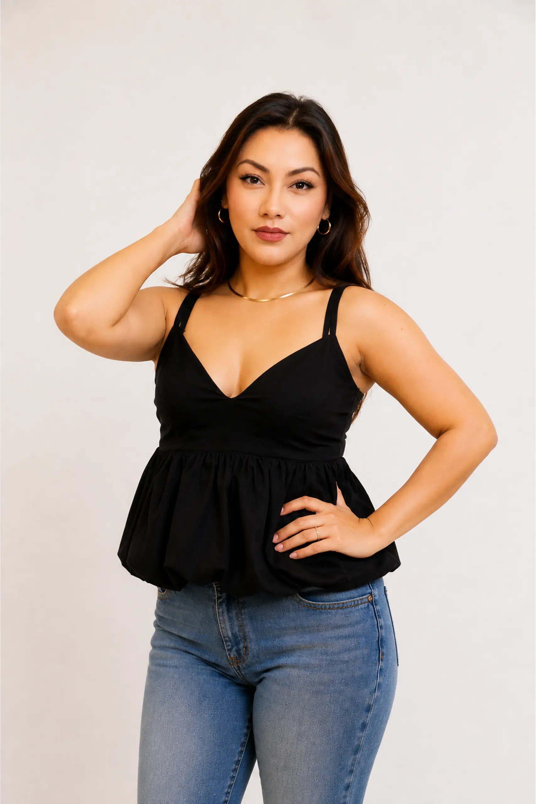 fatima_top_negro_pose_1707x2560